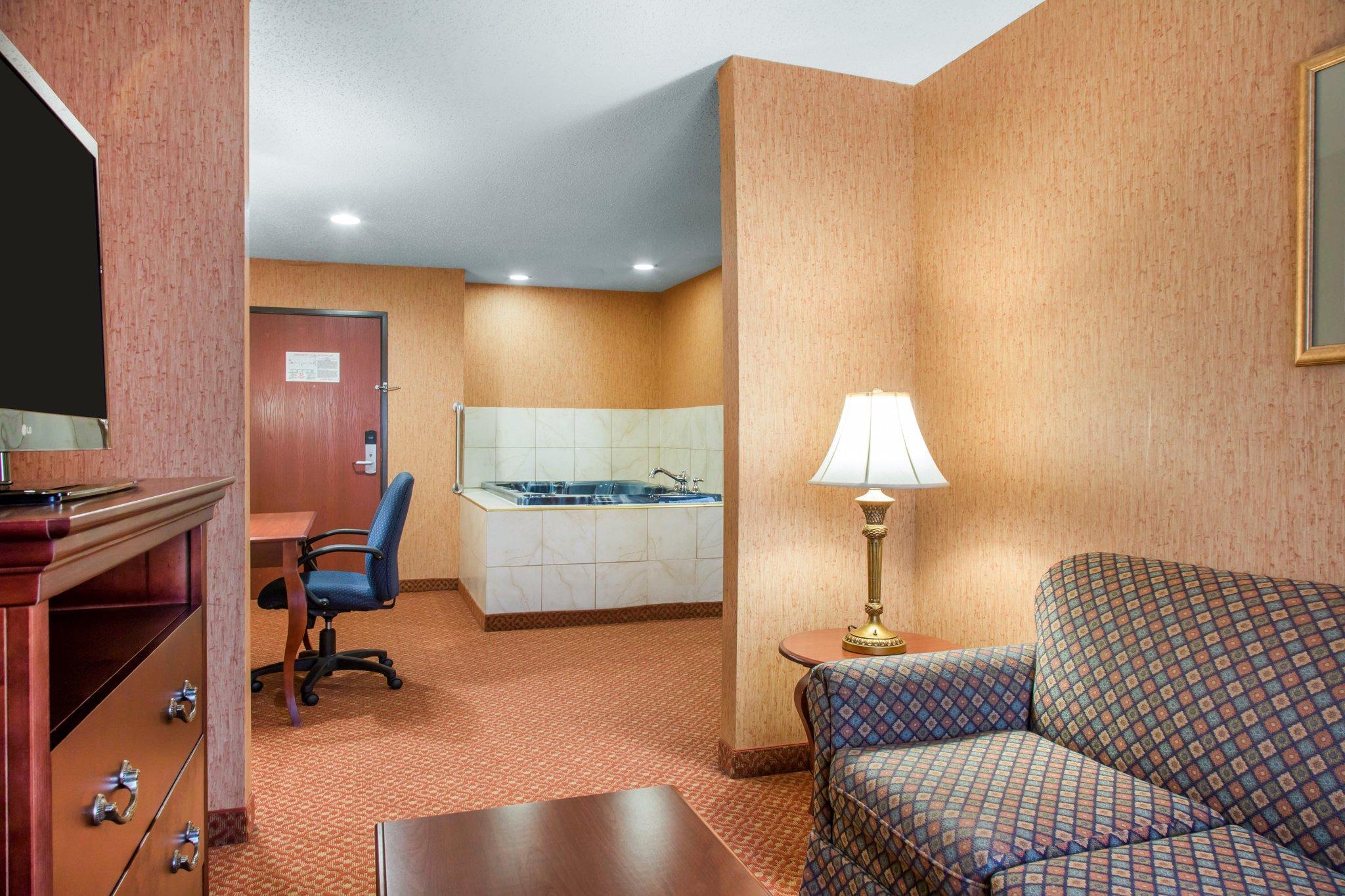Quality Inn & Suites Meriden Exterior photo